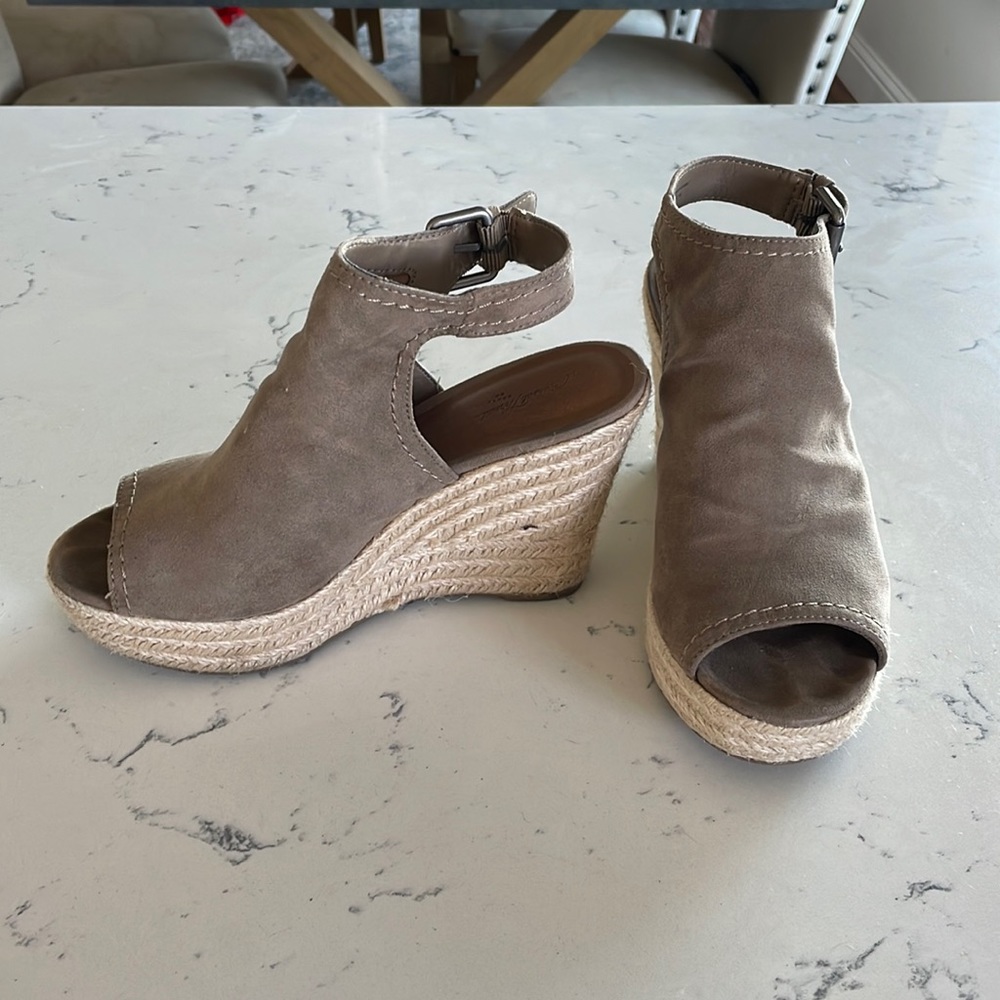 Platform, wedge, sandals. Peep toe.